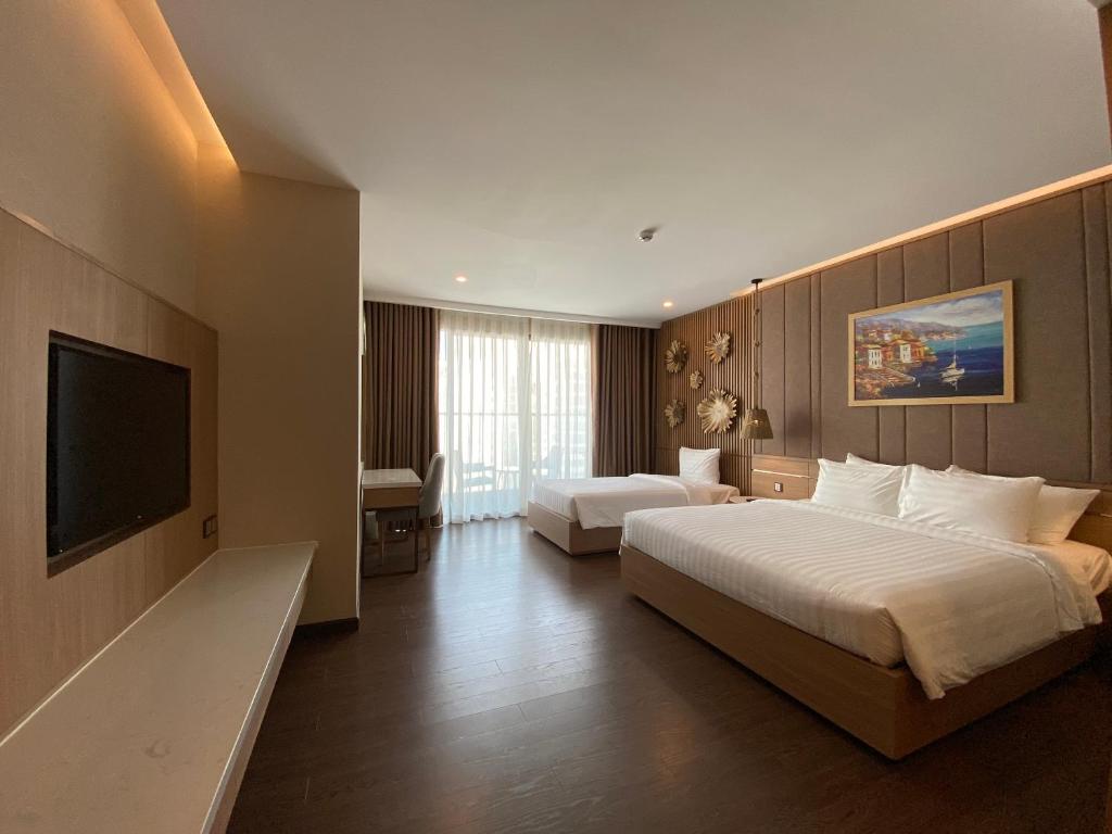 Трехместный (Трехместный номер с балконом), Virgo Hotel