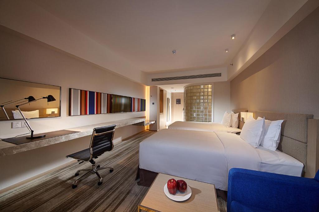 Двухместный (Улучшенный двухместный номер с 1 кроватью), Holiday Inn Express Shenyang Tawan