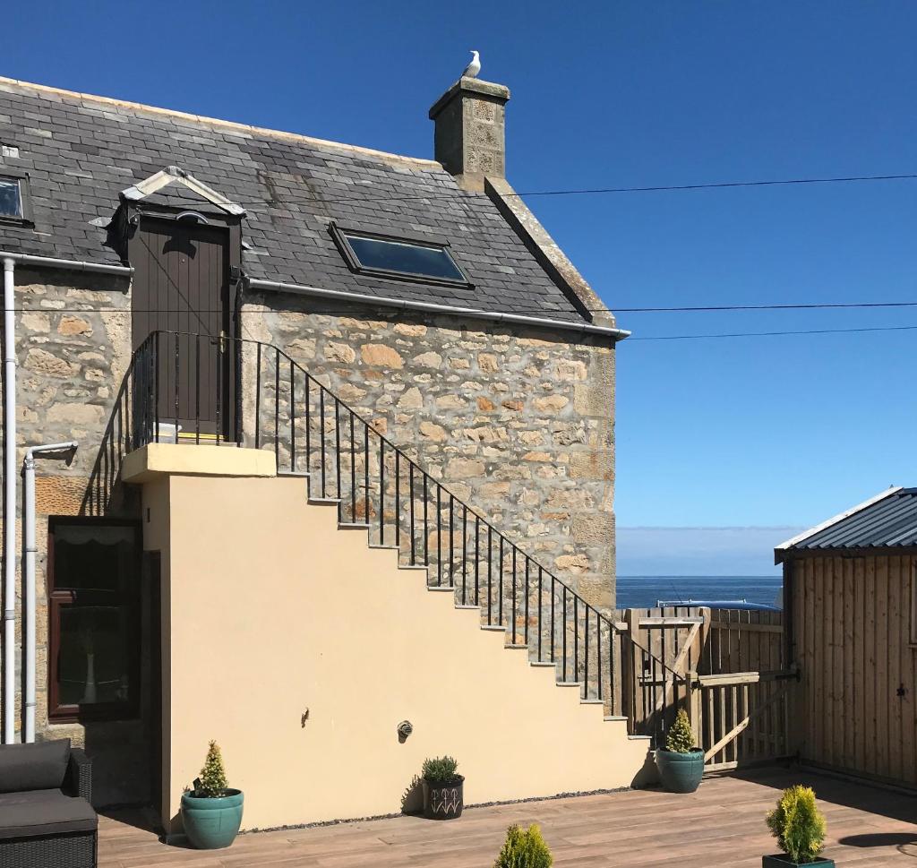 Skerry View - Overlooking the Moray Firth - close to Beaches, Harbour, Shops and Restaurants photo 1
