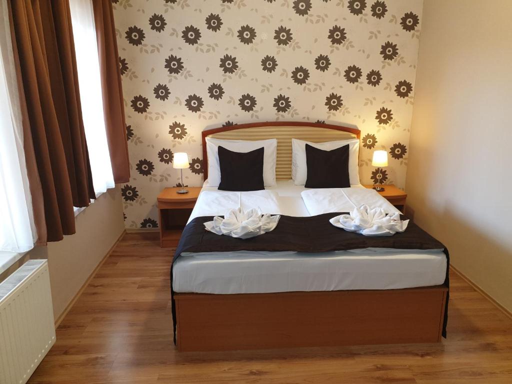 Двухместный (Улучшенный двухместный номер с 1 кроватью), Six Inn Hotel