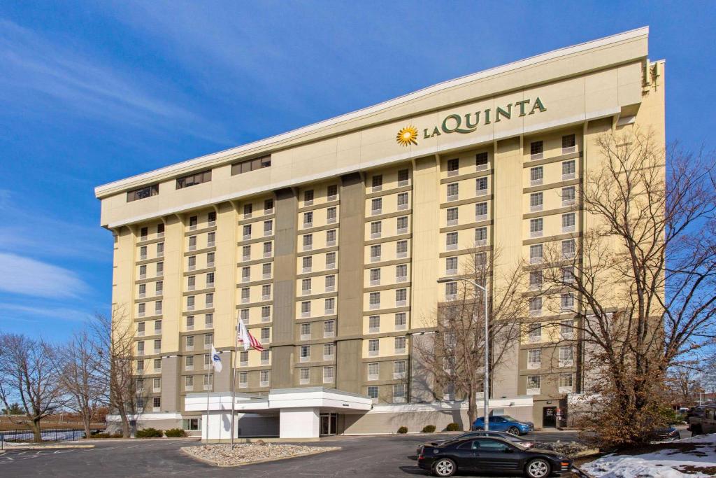 La Quinta Inn & Suites by Wyndham Springfield MA image