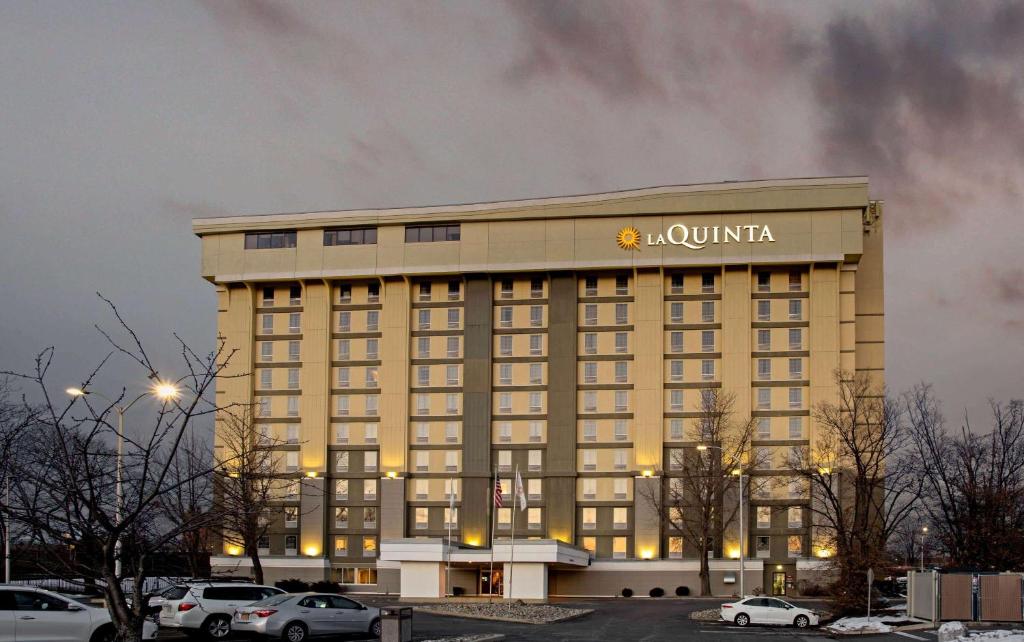 La Quinta by Wyndham Springfield photo 2
