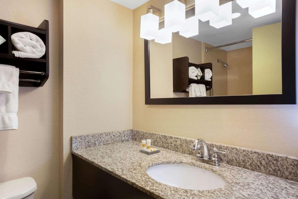 La Quinta Inn & Suites by Wyndham Springfield MA - Tap to explore photos