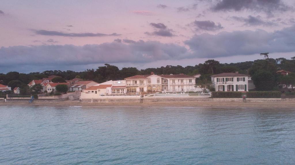 Beach Hotel - Le Grand Chalet photo 1