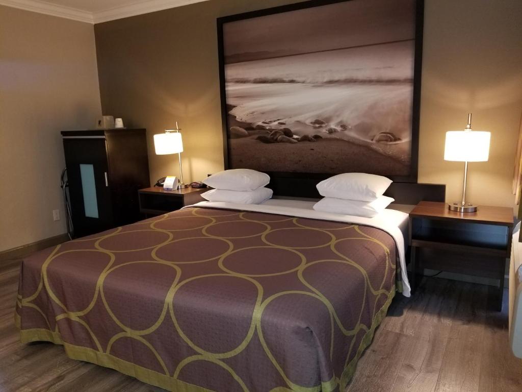 Двухместный (Номер с кроватью размера «king-size» - Подходит для гостей с ограниченными физическими возможностями - Для некурящих), Super 8 by Wyndham Los Angeles-Culver City Area