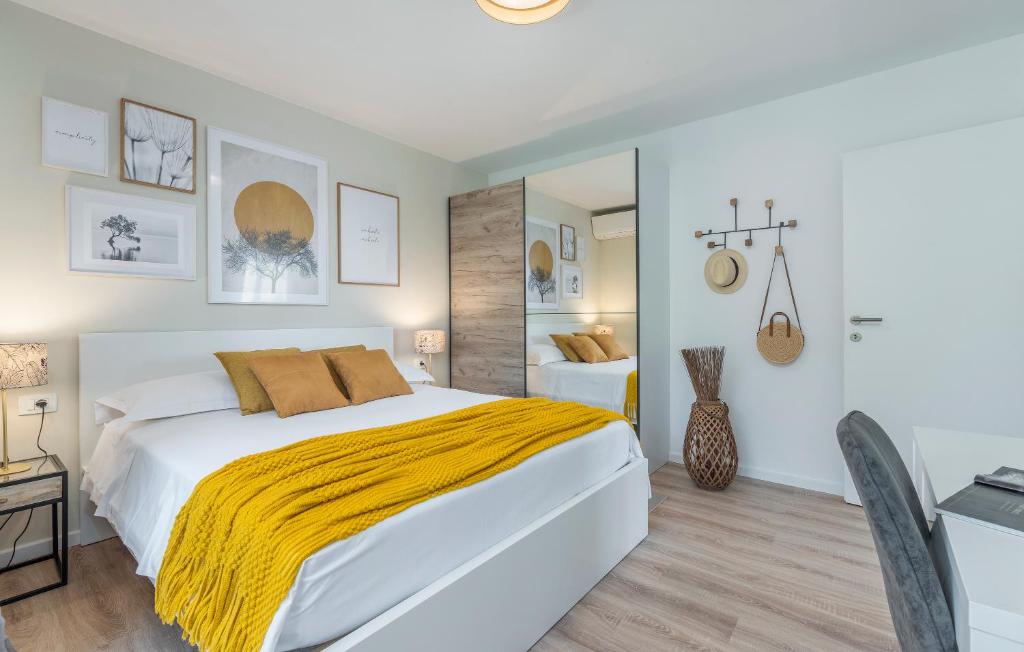 JUST RENOVATED stylish 2 bedrooms apartment only a few steps from the beach! photo 3