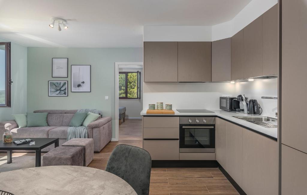 JUST RENOVATED stylish 2 bedrooms apartment only a few steps from the beach! photo 2