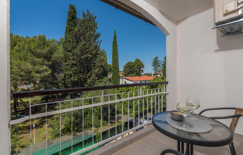 JUST RENOVATED stylish 2 bedrooms apartment only a few steps from the beach! photo 4