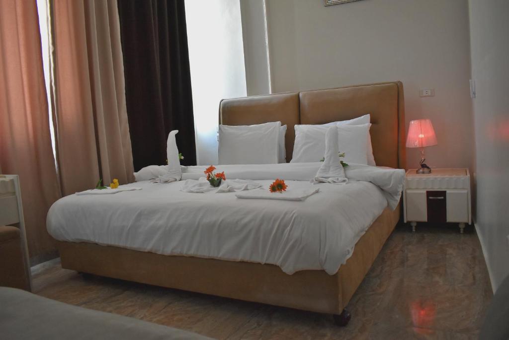Двухместный (King Room with Sofa Bed and Private Bathroom), Abdeen Palace Hostel