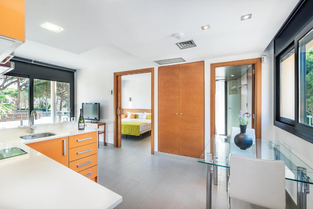 Aparthotel Las Palmeras Castelldefels photo 4