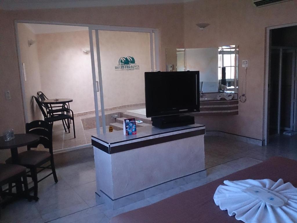 Сьюит (Люкс с кроватью размера «king-size» и гидромассажной ванной), Motel Costa