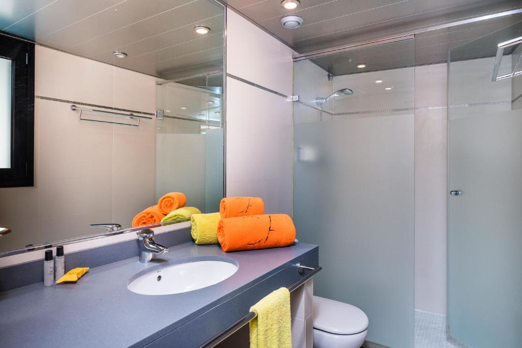 Aparthotel Las Palmeras Castelldefels - Tap to explore photos