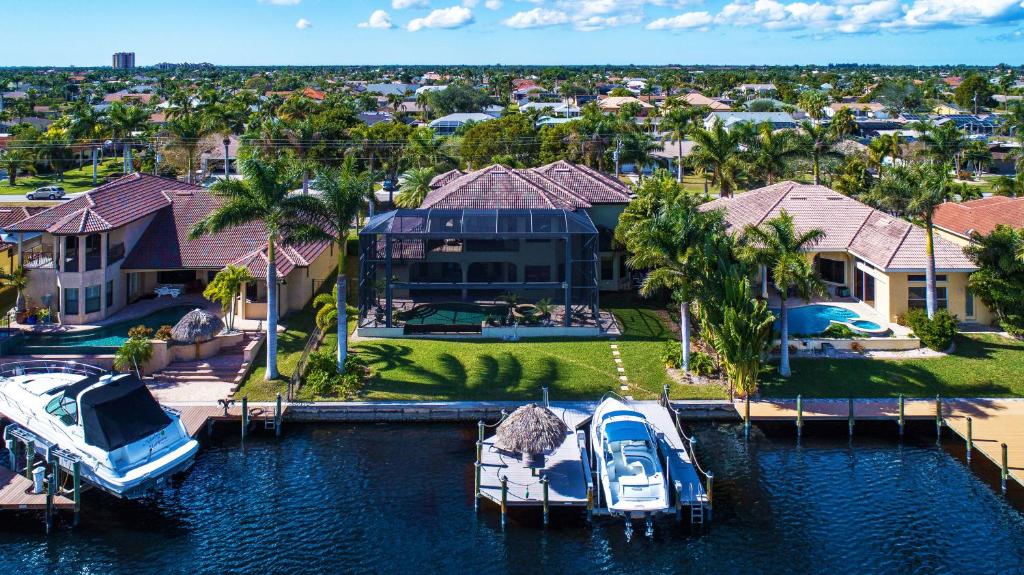 Tropical waterfront paradise with gulf access, heated infinity pool and spa - Villa Southern Shores image
