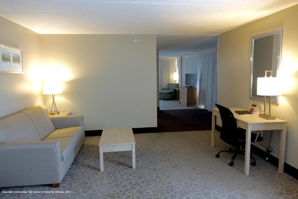 Holiday Inn Express & Suites Oshawa Downtown - Toronto Area, an IHG Hotel photo 2