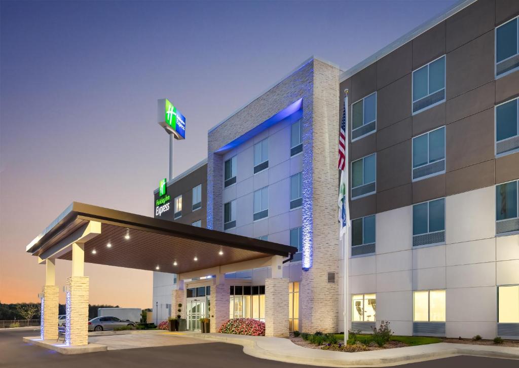 Holiday Inn Express Calhoun South, an IHG Hotel image