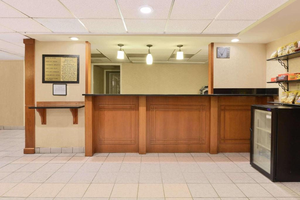 Howard Johnson by Wyndham Allentown/Dorney Hotel & Suites photo 2