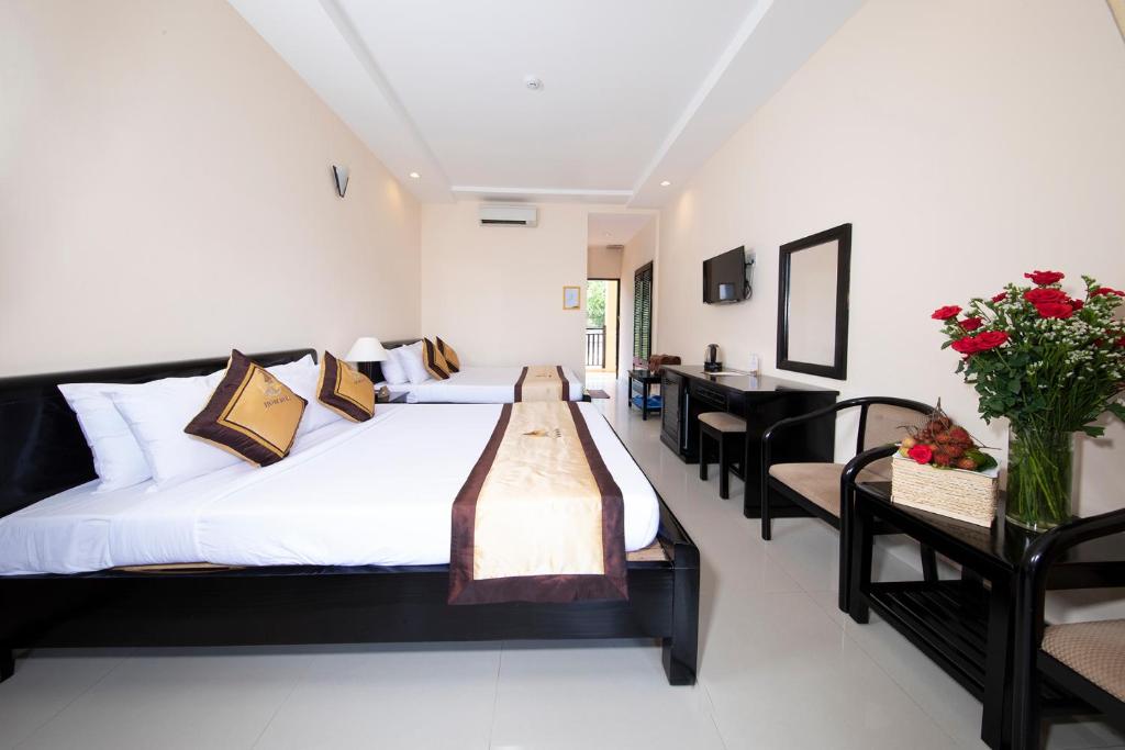Hon Rom Central Beach Resort - Tap to explore photos