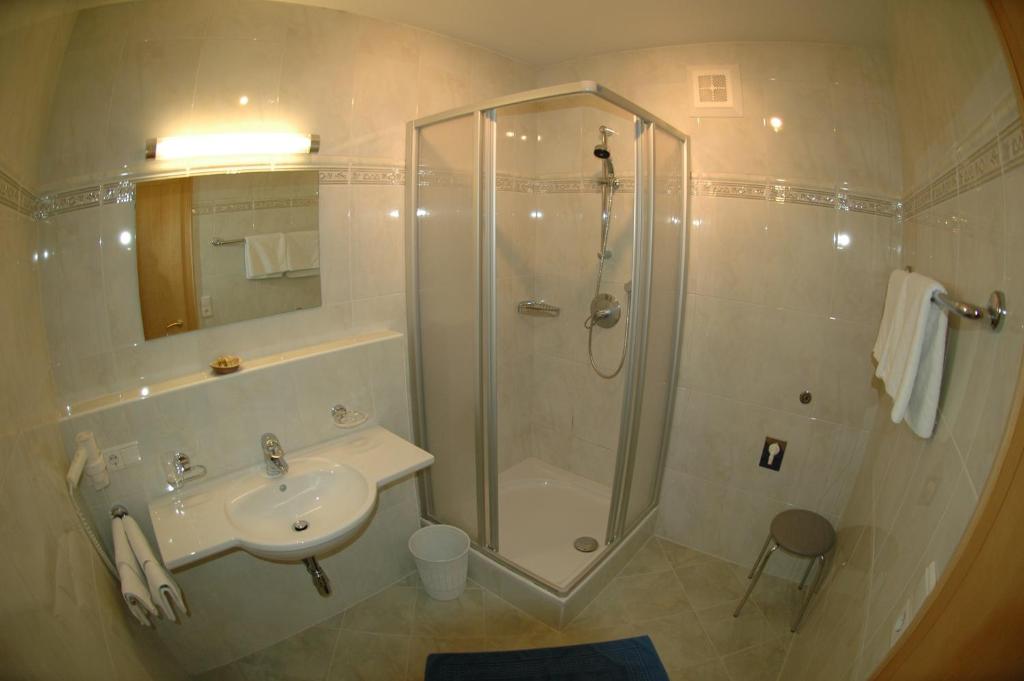 Двухместный (Стандартный двухместный номер с 1 кроватью и балконом), Hotel Garni Jennewein