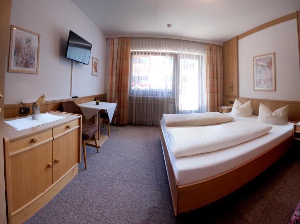 Двухместный (Стандартный двухместный номер с 1 кроватью и балконом), Hotel Garni Jennewein