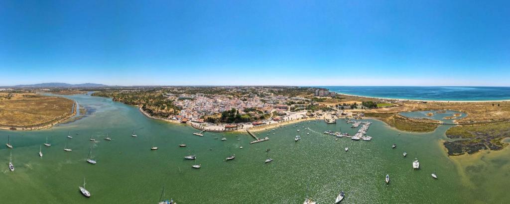 One Bedroom Apartment with Stunning Views photo 3