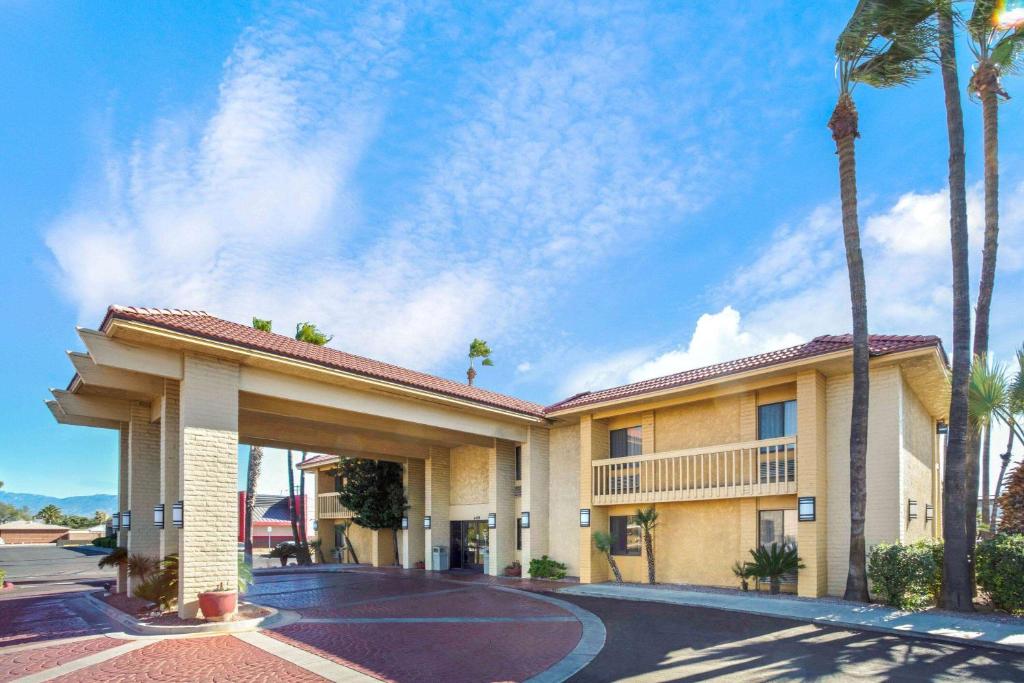 La Quinta Inn by Wyndham Tucson East image