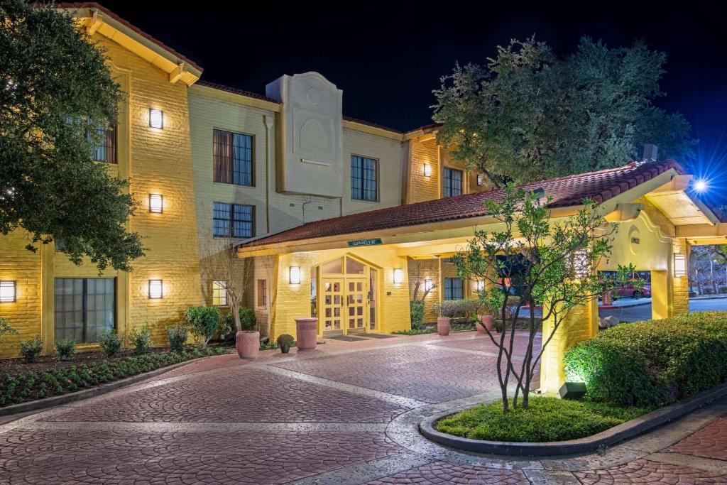 La Quinta Inn by Wyndham San Antonio I-35 N at Toepperwein image