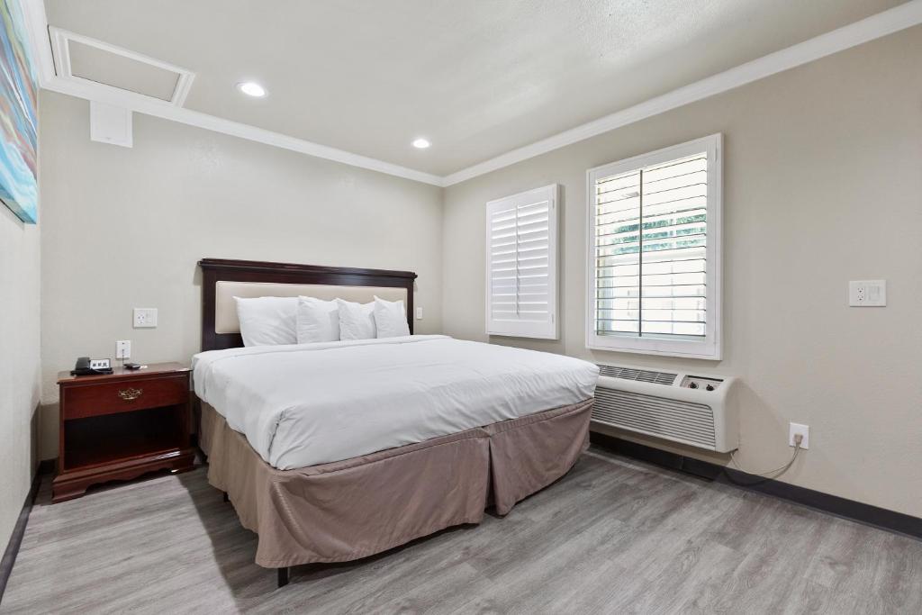 Le Blanc Inn & Suites image