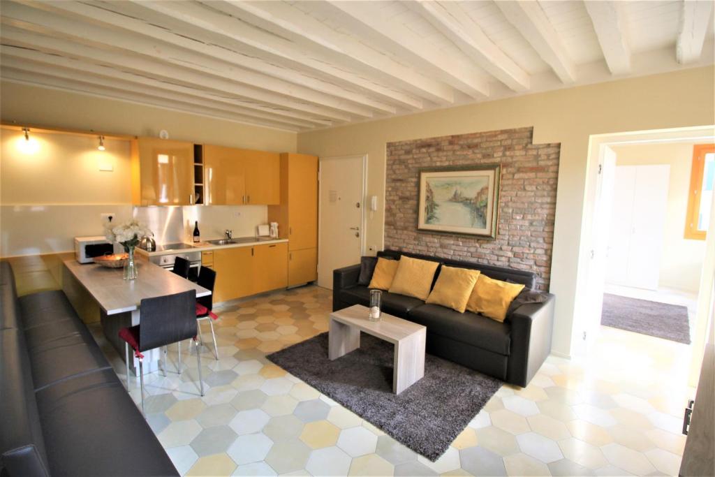 New central and spacious photo 1