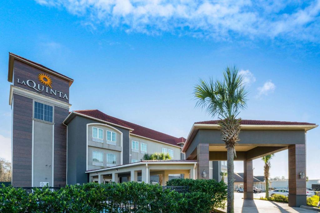 La Quinta Inn & Suites by Wyndham Boutte image