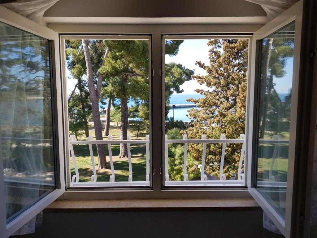 LORA deluxe SUPERIOR 5 star apartment, your piece of heaven by the sea & park with sea & park view photo 2