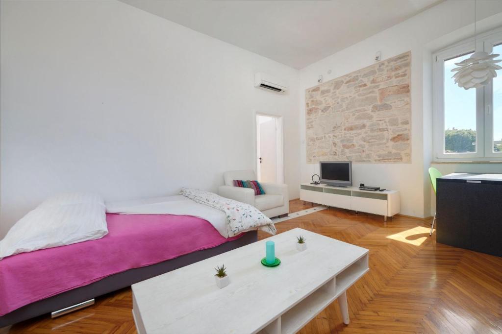 Excellent city apartment in antic Pula photo 1