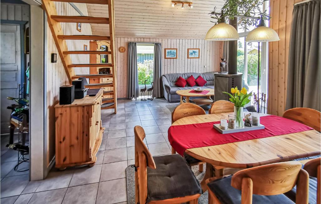Awesome Home In Rechlin With 2 Bedrooms, Sauna And Wifi photo 4