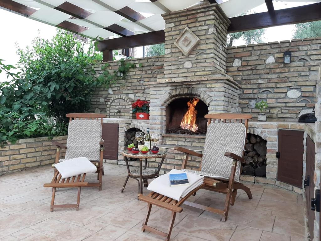 Rustic Home with pool photo 4