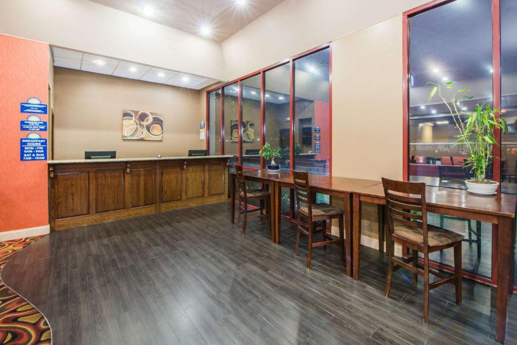 Days Inn by Wyndham Joplin photo 1