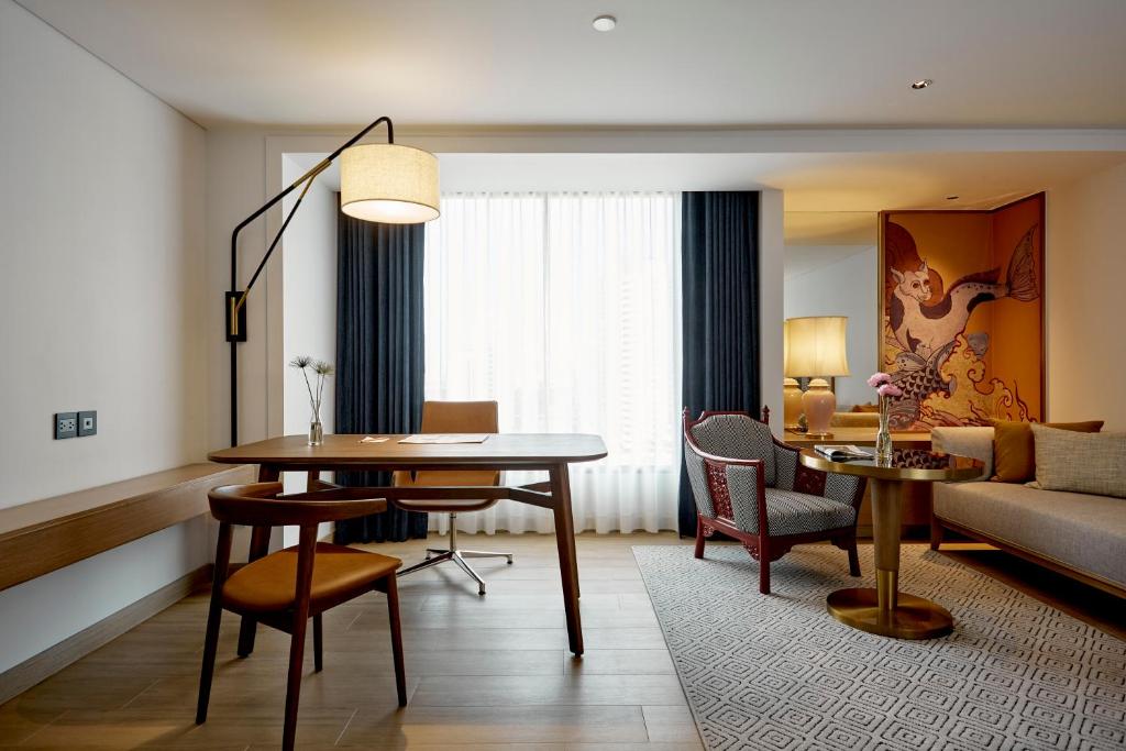 Сьюит (Junior Suite with California King Bed), Отель The Montien
