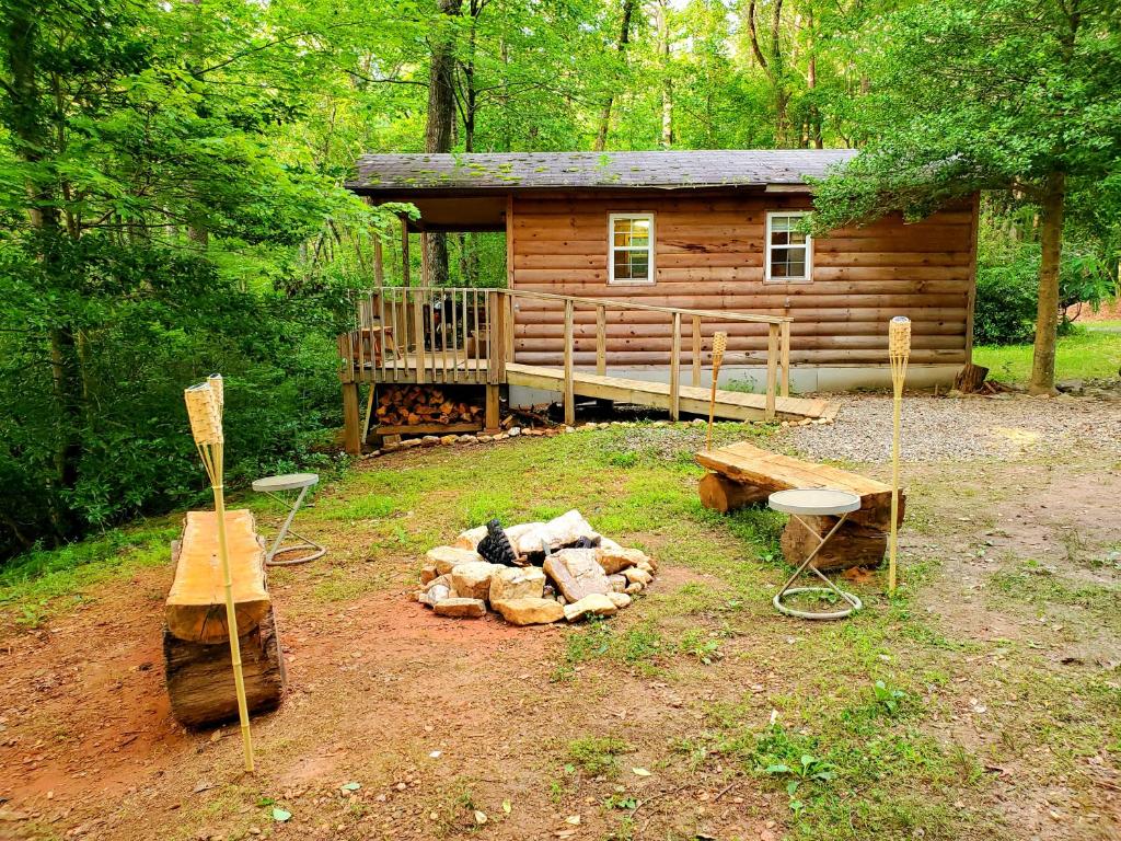 Lil' Log at Hearthstone Cabins and Camping - Pet Friendly image