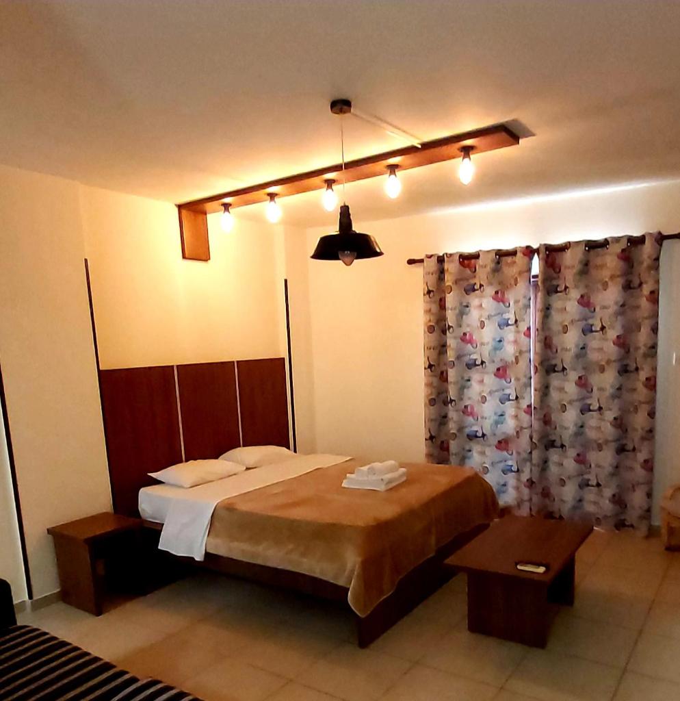 Lakis Court photo 2