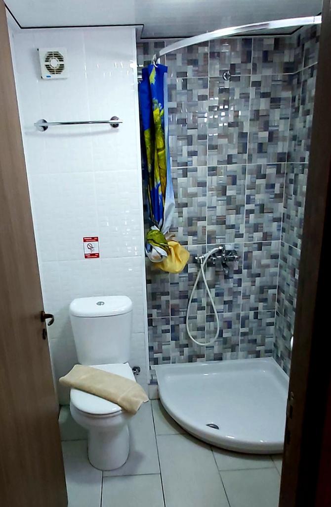 Lakis Court photo 4