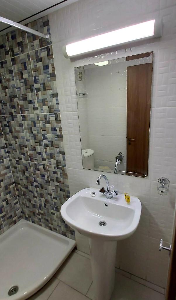 Lakis Court photo 3