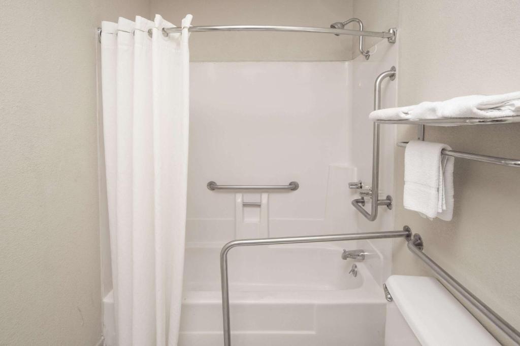 Super 8 by Wyndham Shreveport photo 4