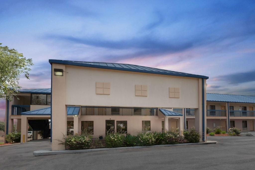 Super 8 by Wyndham Hattiesburg South image