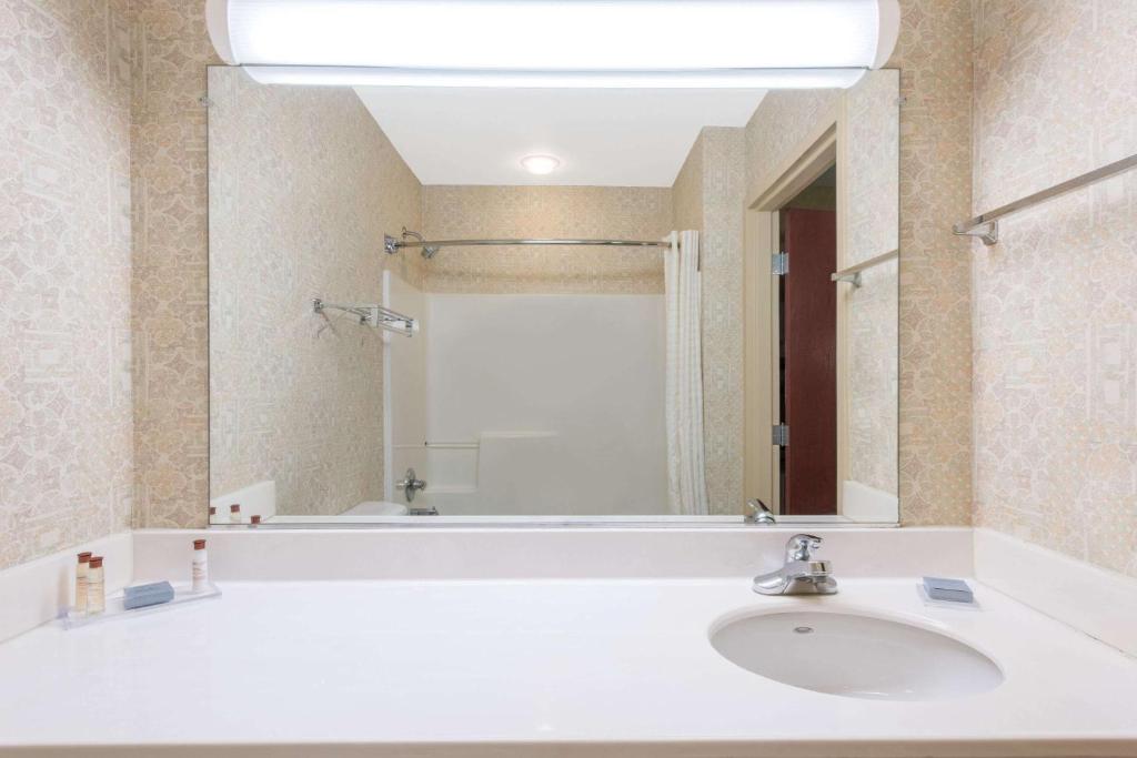 Hawthorn Suites by Wyndham Lancaster photo 4