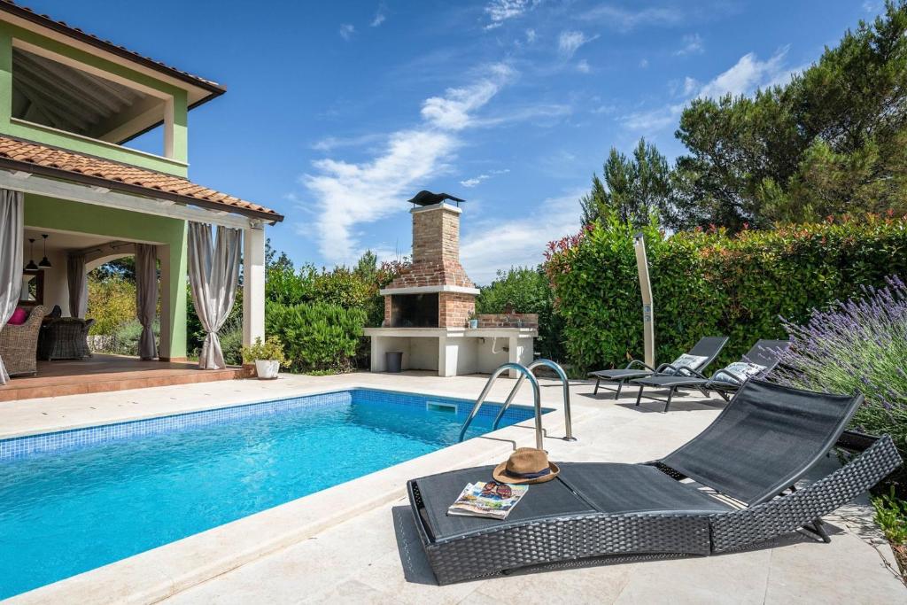 Spacious holiday house / pool / jacuzzi / playground / 6+2 photo 1