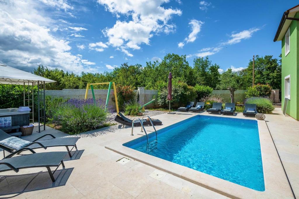 Spacious holiday house / pool / jacuzzi / playground / 6+2 photo 4