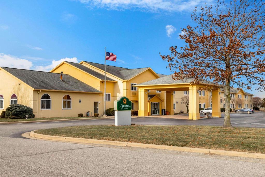 La Quinta Inn & Suites by Wyndham Frankfort image