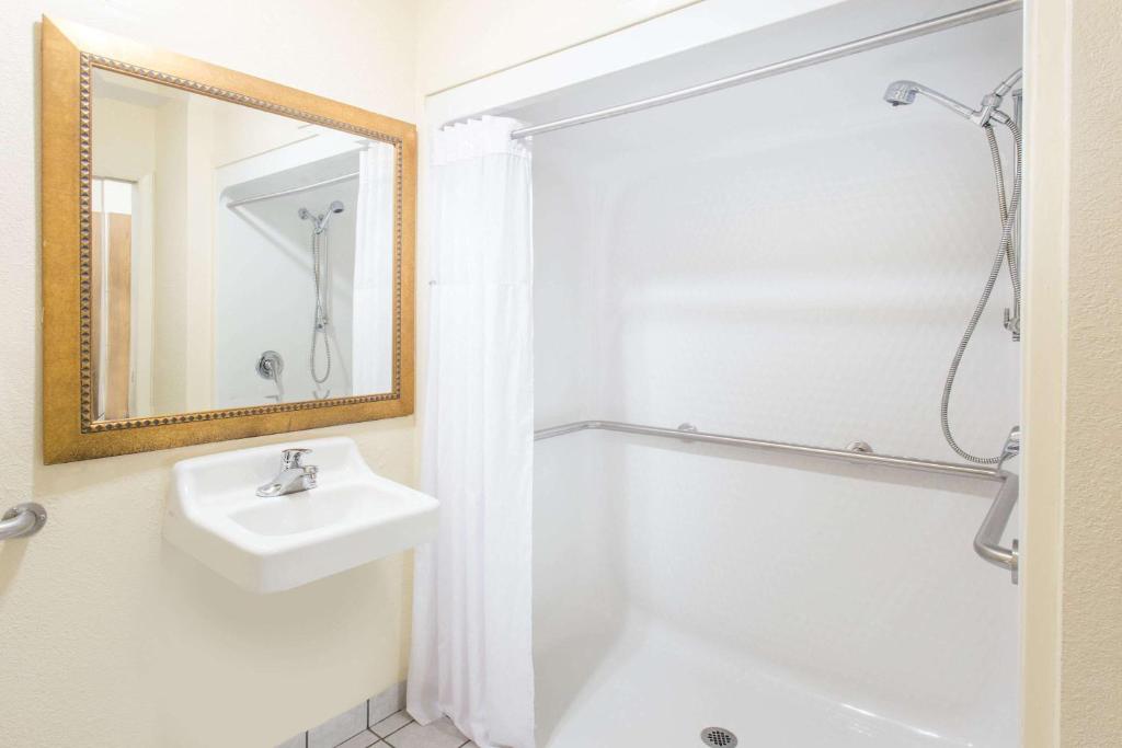 Baymont by Wyndham Muskegon photo 1