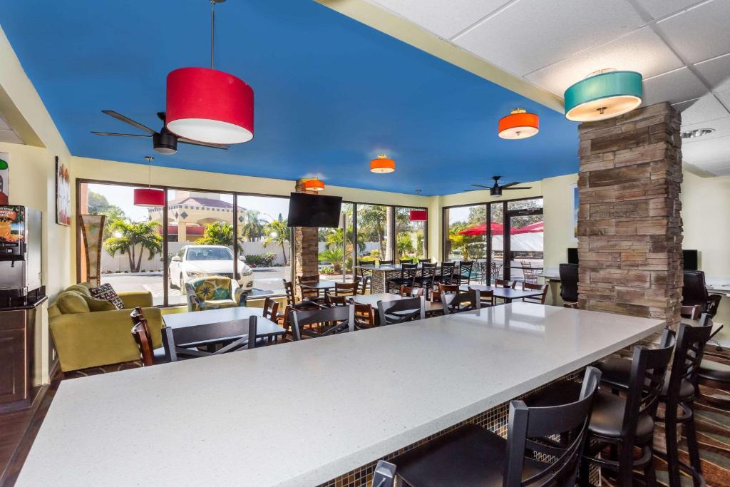 Days Inn by Wyndham Sarasota Bay photo 3