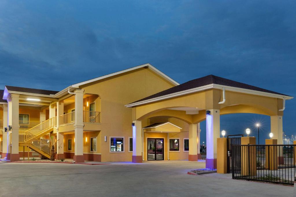 Days Inn by Wyndham Odessa photo 1