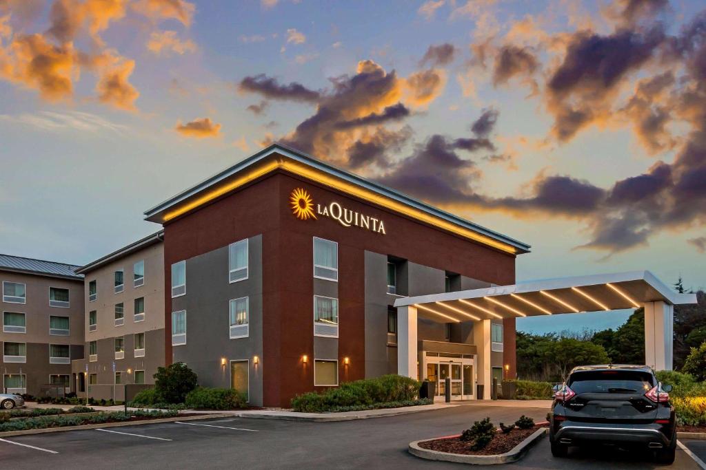 La Quinta Inn & Suites by Wyndham San Francisco Airport N image
