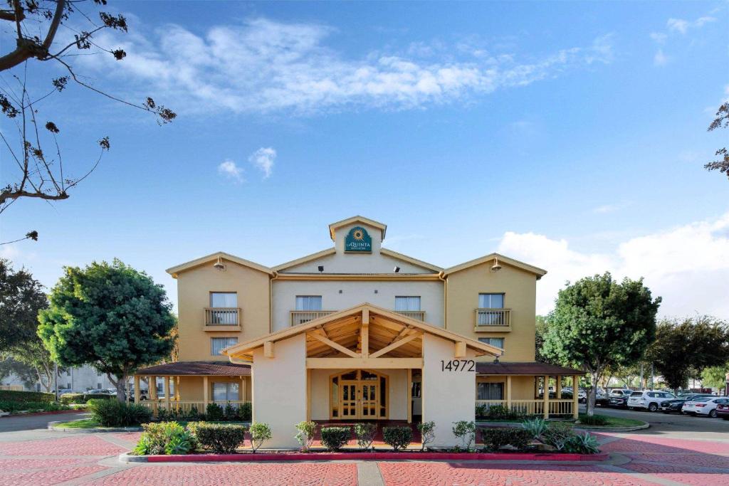 La Quinta Inn & Suites by Wyndham Irvine Spectrum image